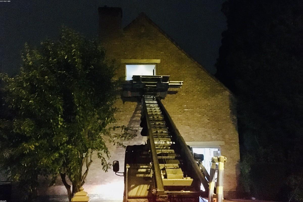 Équipe de déménageurs devant leur camion à Lyon